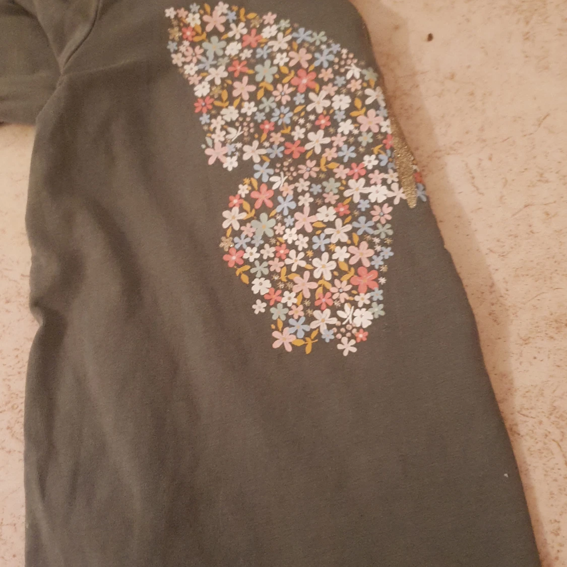 Den är fin med en fjäril med blommor i - 93