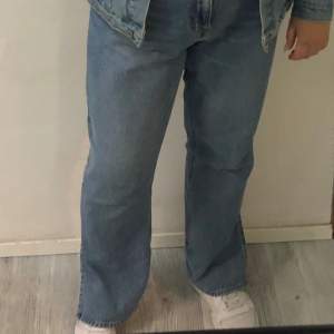 Jeans från hm med slits. Säljer då dem är för stora, men dem är små i storleken 