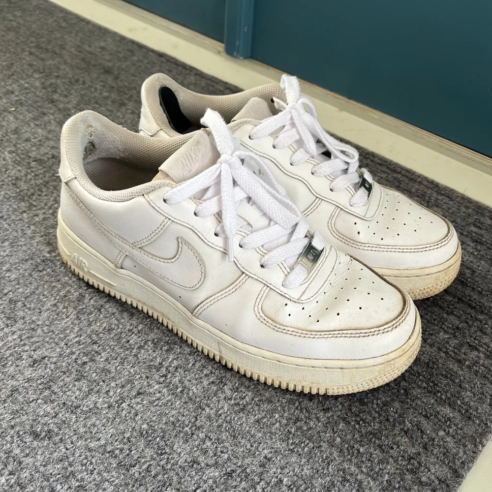 Äkta nike air forces! Helt nya skosnören sitter på. Är trasiga i hälen. Ena har en laglapp, andra inte. Kan göra en snabbtvätt på de ifall de önskas. . Skor.