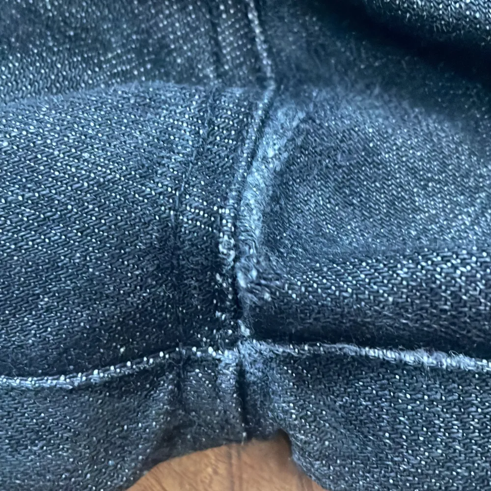 Straight wide leg jeans från paynestar högra fickan har ett stort hål i sig . Jeans & Byxor.