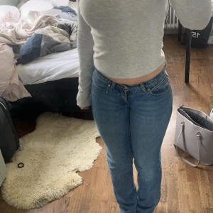 Lågmidjade jeans - Lågmidjade blåa jeans från a brand (A’99 Low Straight)