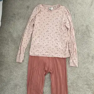 Rosa Pyjamas sätt i storlek 146-152 från H&M i väldigt bra skick! 