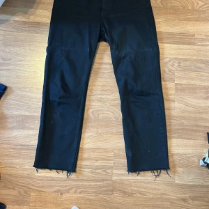 Denim jeans - Svarta denim jeans från Zara. Ingen söm längst ner på byxorna