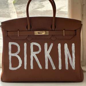 ”Birkin” storlek 40 med handmålad text på 🌞 Identisk med originalet och kommer med lås samt nyckel. Inköpt för 3000 kronor, säljer nu för 2000! ☺️