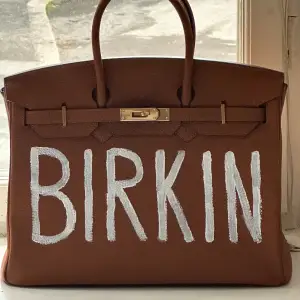 ”Birkin” storlek 40 med handmålad text på 🌞 Identisk med originalet och kommer med lås samt nyckel. Inköpt för 3000 kronor, säljer nu för 2000! ☺️