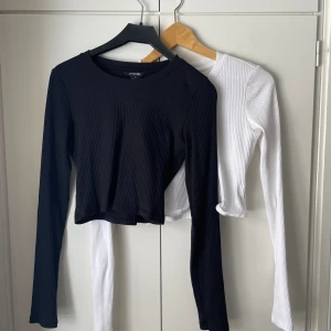 Baströjor - Ribbade tröjor från Monki i storlek S. Så himla fin modell på dom men kommer tyvärr inte till användning. De är i nyskick då jag knappt använt de. Köp båda för 100kr 😃
