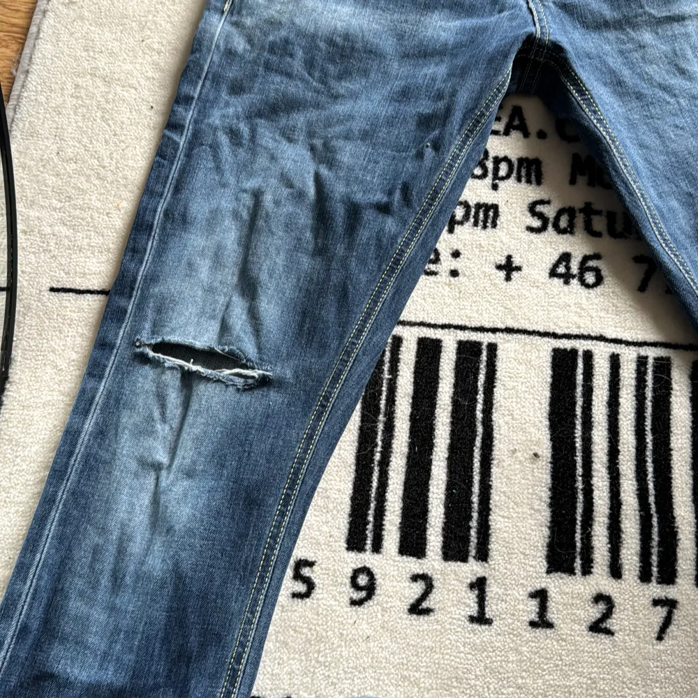 Säljer dessa Dondup jeans, modellen är george | Storlek 33 | Tecken på användning, men mycket liv kvar, hålen är lätta att åtgärda | Hör av er vid funderingar!. Jeans & Byxor.