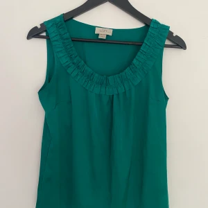 Grön topp - Väl använd men fortfarande bra skick.
