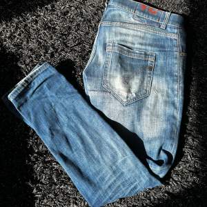 Säljer nu ett par fina dondup jeans. Skick 9/10 och det är riktigt sjysta detaljer och snygg färg. Storleken är 31 och säljs för endast 899! Kontakta vid några som helst funderingar!🔥