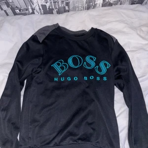 Hugo boss set - Hugo boss set, tröjan är i bra skick men byxorna har färgat av sig lite på toppen.Byxorna är även storlek M. Om du vill köpa enskilt kan priset diskuteras