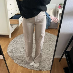 Högmidjade beiga kostymbyxor - Superfina beiga kostymbyxor från bikbok. Byxorna är i storlek 36 och liknar deras modell ”Vilma”. 💓  De är aldrig använda utan enbart testade. Säljer då de inte kommer till användning. 💞