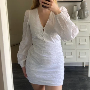 Vit klänning/Studentklänning  - Vit klänning från Nelly, köpt förra året i storlek 34. Endast använd 1 gång på studentutspring, så den är i fint skick. Väldigt bekväm, luftande och ej genomskinlig. Skriv ifall mer information önskas! 