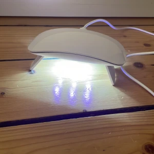 Uv lampa - Säljer denna mini uv lampa då jag inte får användning av den. Väldigt smidig!  Laddsladden ingår