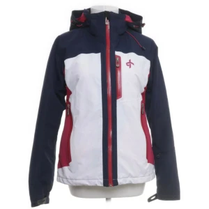 Flerfärgad skidjacka cross sportwear  - Skidjacka från Cross Sportswear. Finns både fickor sidorna, armen samt insidan av jackan, luvan går att ta bort. Endast använt fåtal gånger, bra skick.