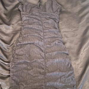 Kort klänning - En kort spetsklänning, jätte snygg till sommaren, jag är 162 cm och den sitter bra, köpte från hm🫶🏻