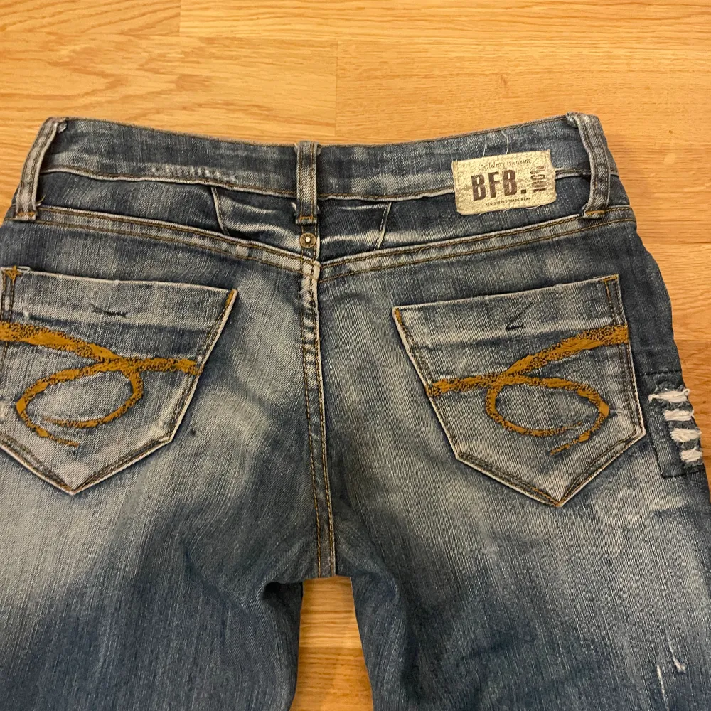 Ett par as snygga lågmidjade och utsvängda jean, lite för stora/långa för mig som är 162 cm lång men de sitter as snyggt, bra skick 🫶🏻. Jeans & Byxor.