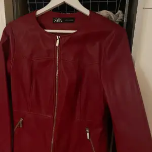 Röd skinnjacka från Zara. Storlek XL, passar L också 