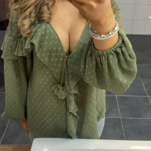 Grön zara blus!! - Jätte fin grön slutsåld blus ifrån zara!!🥰🥰