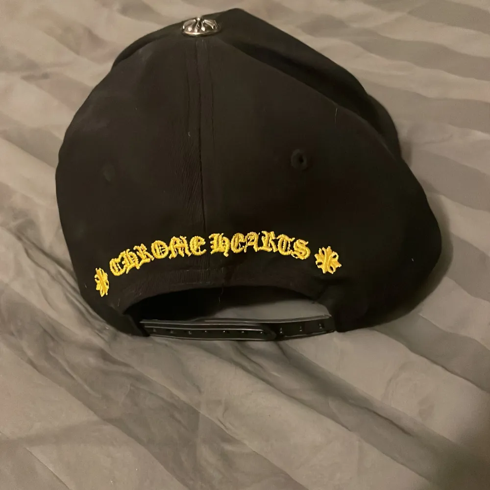 Chrome hearts keps, relativt bra skick efter ett halvår. Ingen missformning eller warps. Säljer pga. Infrekvent användning. Sök kontakt vid vidare frågor.. Accessoarer.