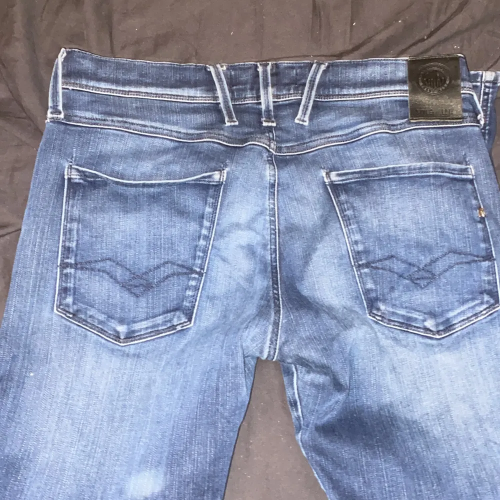 Säljer mina replay jeans Det står storlek 33w 34l men dem har krympt lite grann Säljer dem för jag inte gillat färgen Inga defekter annars . Jeans & Byxor.