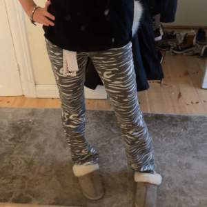 Zebra jeans ifrån guess