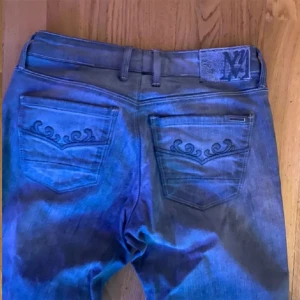 Gråa lågmidjade jeans - Ett par gråa lågmidjade jeans i storlek S. Dem är i mycket bra skick!!🩷🩷