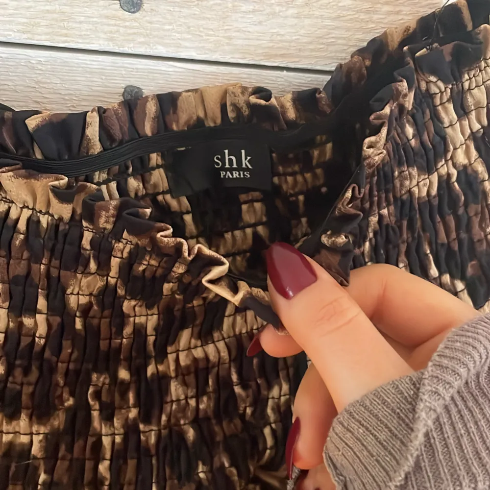 Säljer nu den här otroligt snygga leopard kjolen som är helt perfekt tills i sommar! Köpt här på Plick, använd fåtal gånger av mig🐆🐆(står ingen storlek, men skulle gissa på s/m). Kjolar.