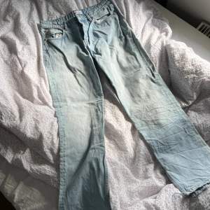 Snygga jeans från Zara. Använda fåtal gånger. Perfekta till våren!! Köpta för 400, små i storleken 