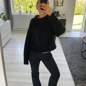 Stickad tröja från gina tricot  - Söt stickad tröja från gina tricot, lite högre i halsen och en lite mer sydd sträck i mitten på tröjan (skicka för bild)! Jätte mysig tröja och funkar till det mäst!! 💞☺️ Hör av dig vid intresse eller mer information/bilder! Pris går att diskutera😇😇