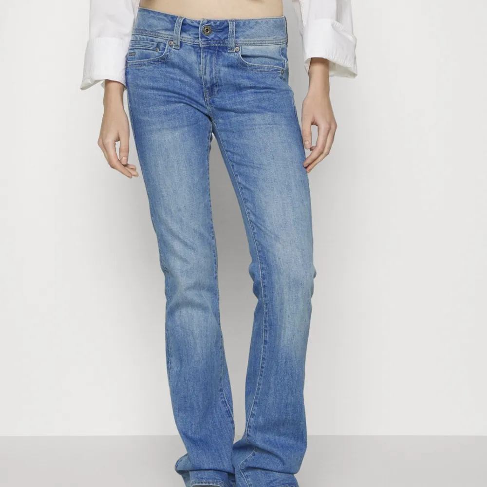 Ett par snygga jeans från G-star raw, nypris är 1095 och säljer för 500. Skulle säga att dem är liten i storleken . Jeans & Byxor.