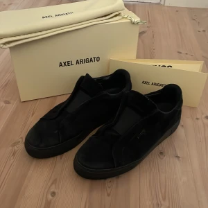 Axel Arigato clean 360 laceless - Säljer mina fina Axel Arigato clean 360 laceless. Skick 8/10. Köpte de på Axel Arigatos hemsida för cirka 1 år sedan men är sparsamt använda. Priset går att diskutera vid snabb och smidig affär! Nypris 2500.