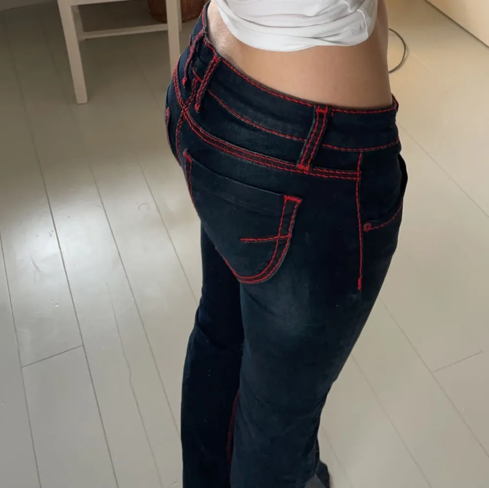Skitcoola mörkblåa lågmidjade jeans med röd tråd. Är lite för stora i midjan för mig men perfekta i längden, är 169. Köpta på sellpy för ca två år sedan och använda en gång. ❤️👍. Jeans & Byxor.