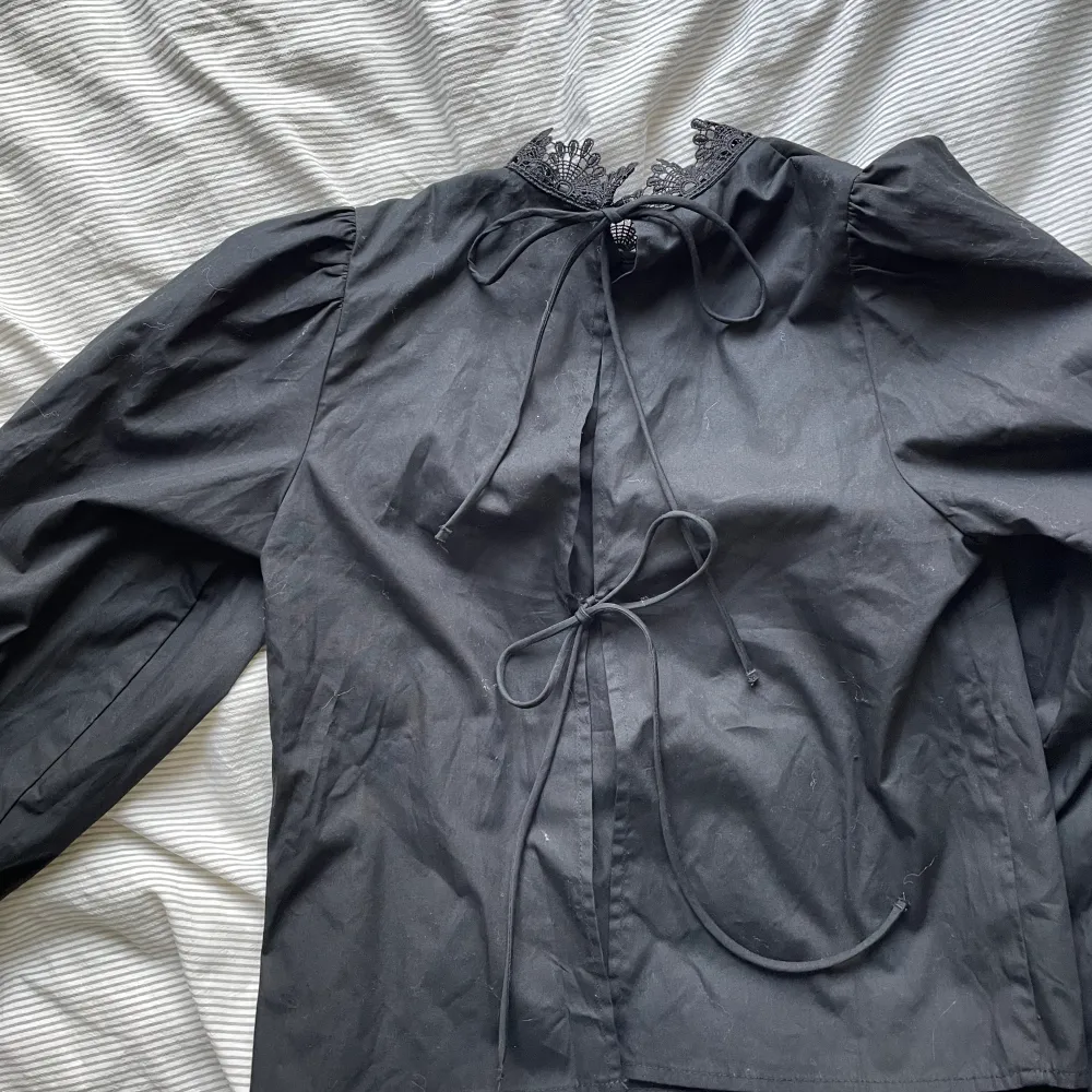 Jättefin svart blus, säljer då den är för liten. Aldrig använd men utan prislapp. Blusar.