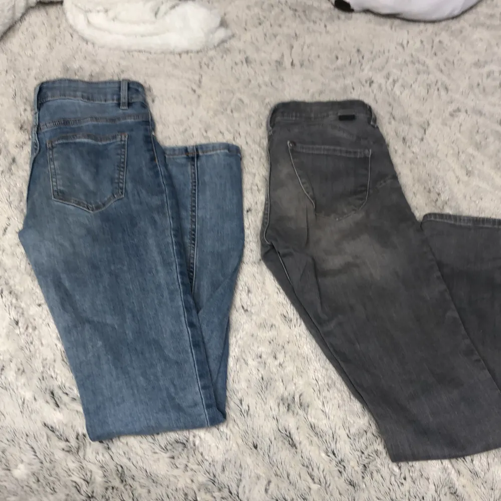 Två par jeans, storlekarna står på bilden Antingen ett par för 50kr Eller båda för 80kr. Jeans & Byxor.