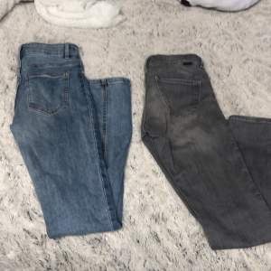 Två par jeans, storlekarna står på bilden Antingen ett par för 50kr Eller båda för 80kr