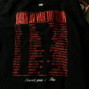 Hov1 Merch  - Hov1 Merch hoodie, Knappt använd. Säljer för 200+frakt!