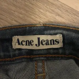 Så snygga lågmidjade  acne jeans! De är helt felfria, köpt på plick men passade tyvärr inte💕