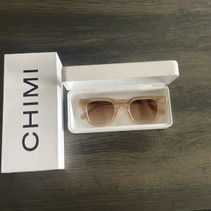 Chimi 04 Ecru - Säljer ett par Chimi 04 i färgen Ecru. Köpta för 1250 kr och är i nyskick. Box och fodral följer med.