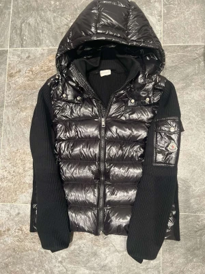 Moncler cardigan  - Tjena! Säljer nu min helt nya moncler cardigan, den är i storlek M och bara testad på. Säljer den för att den är lite för liten på mig. Vid övriga frågor är det bara att höra av sig privat!