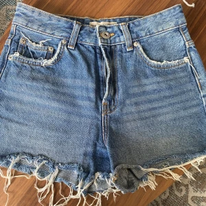 Shorts  - Korta jeansshorts från bershka. Midja rak över:35 cm. High waist 