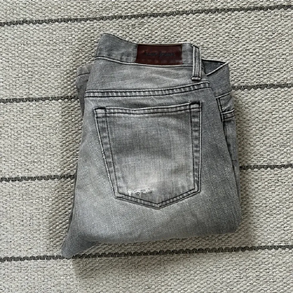 Riktigt snygga Acne jeans i storlek w31 l34 men passar lite mindre skulle säga w30 l32-33. Jeans & Byxor.