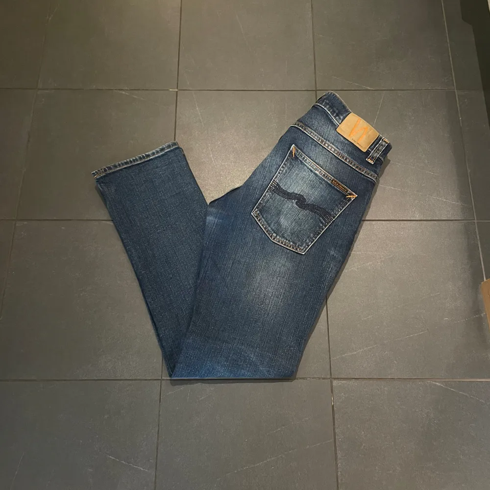 Säljer nu dessa riktigt feta och eftertraktade Nudie Grim Tim i färgen true navy. Skicket är som nytt. Storlek 31/30 och passar dig runt 180.. Jeans & Byxor.