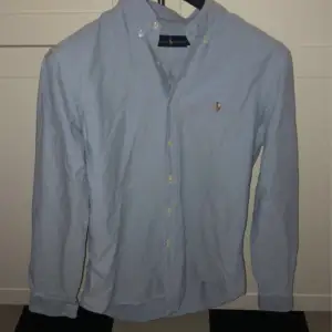 Ljus blå Ralph Lauren skjorta som är för stor för mig, skick är 9/10, storlek M.