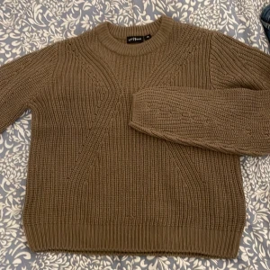 xoxo friends stickad - fin söt stickad tröja, köpt från ullared men märker säger xoxo friends, stl 170