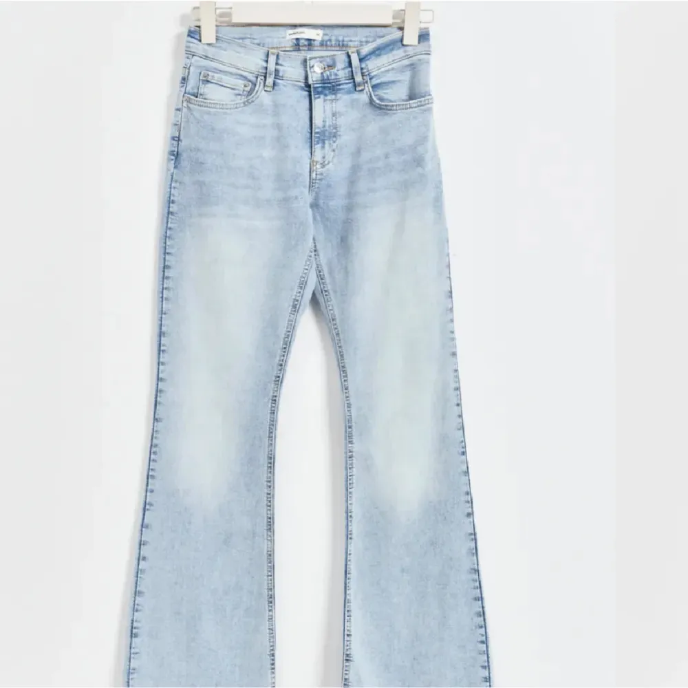 Säljer dessa low waist bootcut jeans från Gina i jätte fint skick . Jeans & Byxor.