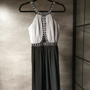 Balklänning  - Köpt från bubbleroom Storlek 34  Fin kvalite  Gott som ny, använd en gång på bal. 