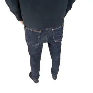 Säljer ett par riktigt feta nudie jeans! Allting är äkta och inget og medkommer. W31 L 30, står att de är 32 Length men de är skräddarsydda. Tveka inte på att höra av er!!