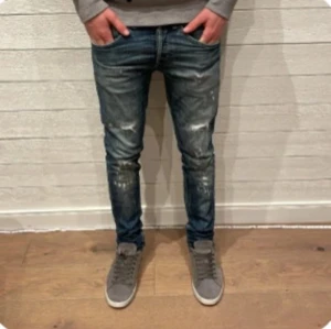 Dondup George jeans - Säljer nu mina dondup jeans i storlek 30, modellen på jeansen är dondup George, personen på bilden är cirka 175 cm lång, andra bilden är också 175 cm lång men med andra skor. Original pris: 3500🤑💸 Kom till dm med prisförslag eller andra frågor😁