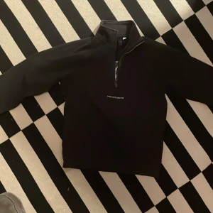 Poetic collective tröja - Jag säljer min Poetic collective tröja pga att jag växt ur den. Perfekt skick förutom att en del av dragkedjan gått av (går att öppna och stänga ändå) pris kan diskuteras 