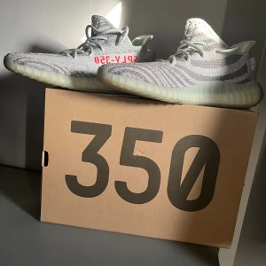 Yeezy - Hej! Säljer par skor aldrig använda för små på mig.Sköna skor, om du tillexempel gymmar,springer,elr bara ska ha på dom som vanligt. Priset är aldrig bestämt.  sticker ut och gör outfiten 10/10